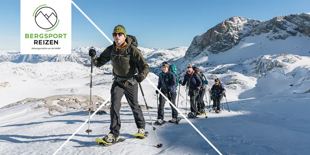 Vijf wandelaars lopen over een besneeuwde helling onderaan een rotsachtige berg met een gebouw op de top. De afbeelding is diagonaal verdeeld en in de linkerbovenhoek staat het logo van „Bergsport Reizen“.